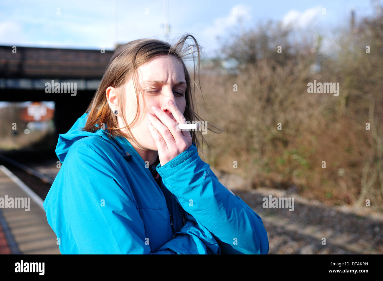 Les jeunes femmes qui fument la cigarette électronique Photo Stock