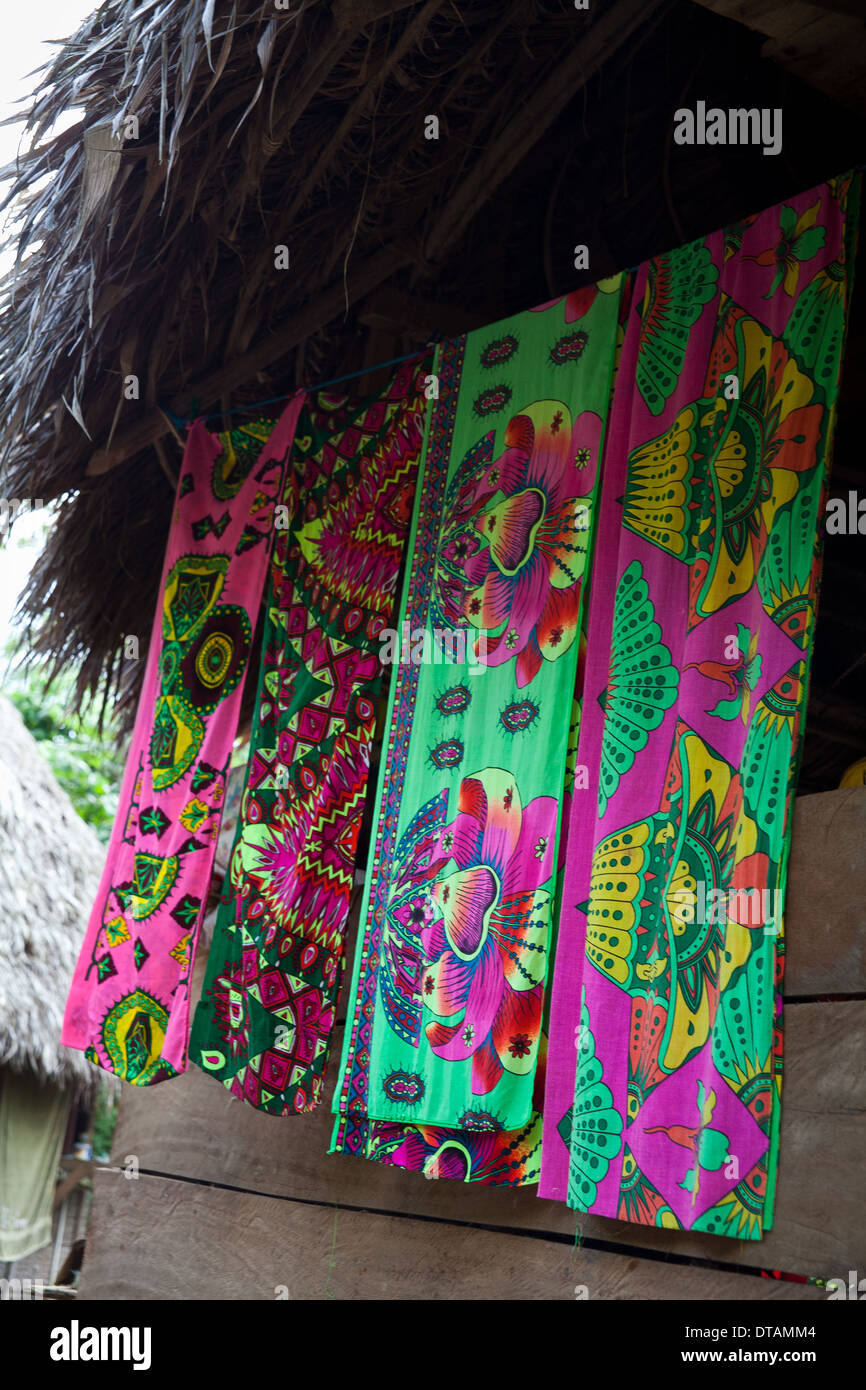 Des couvertures colorées dans le village indien Embera Puru à côté de Rio Pequeni, Panama/Colon province, République du Panama. Banque D'Images