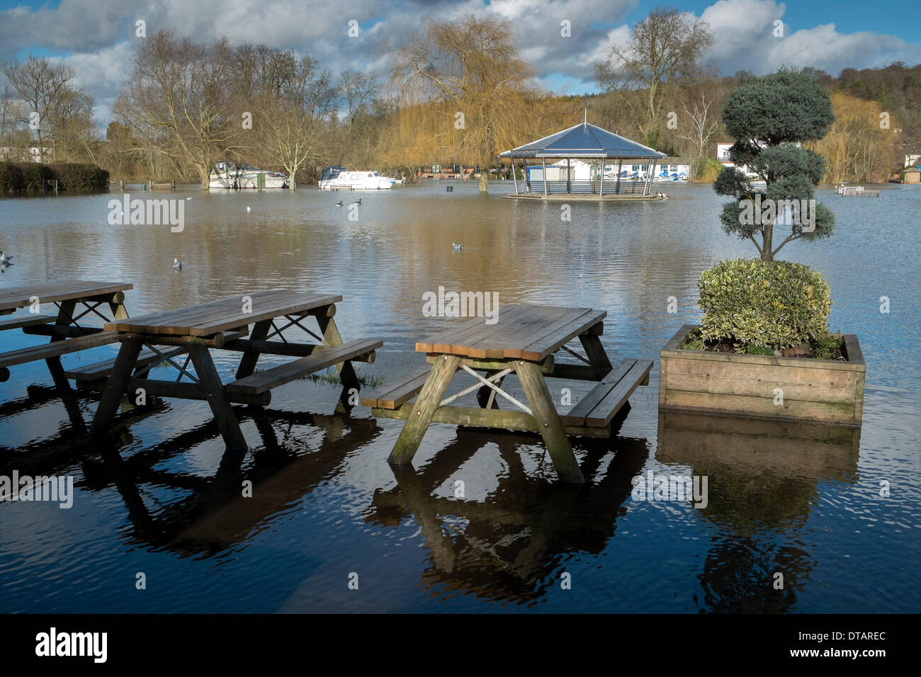 Chevalet en bois inondés table et chaises et kiosque lointain sous Tamise crue Henley Oxfordshire UK Banque D'Images