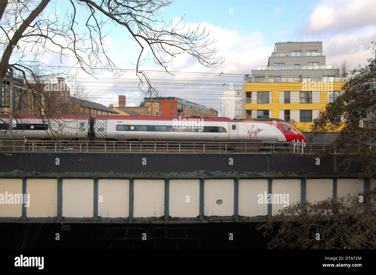 Pendolino Virgin West Coast Mainline train à grande vitesse inter city traversant le Regent's Canal à Camden à Londres, Angleterre Banque D'Images