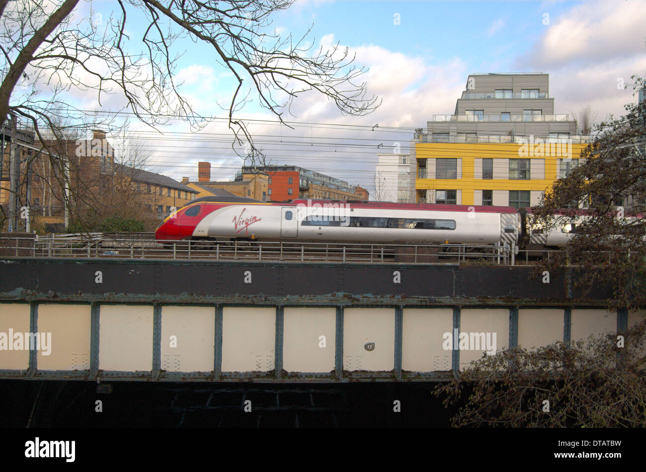 Pendolino Virgin West Coast Mainline train à grande vitesse inter city traversant le Regent's Canal à Camden à Londres, Angleterre Banque D'Images