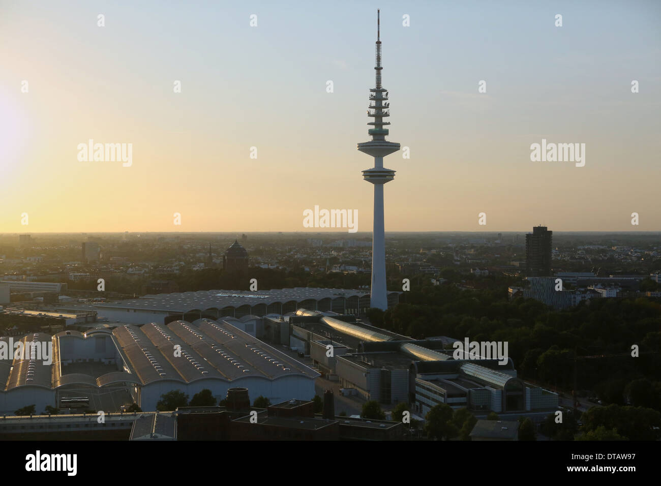 Hambourg, Allemagne, la Heinrich- Hertz-Turm et les halls de la foire de Hambourg Banque D'Images