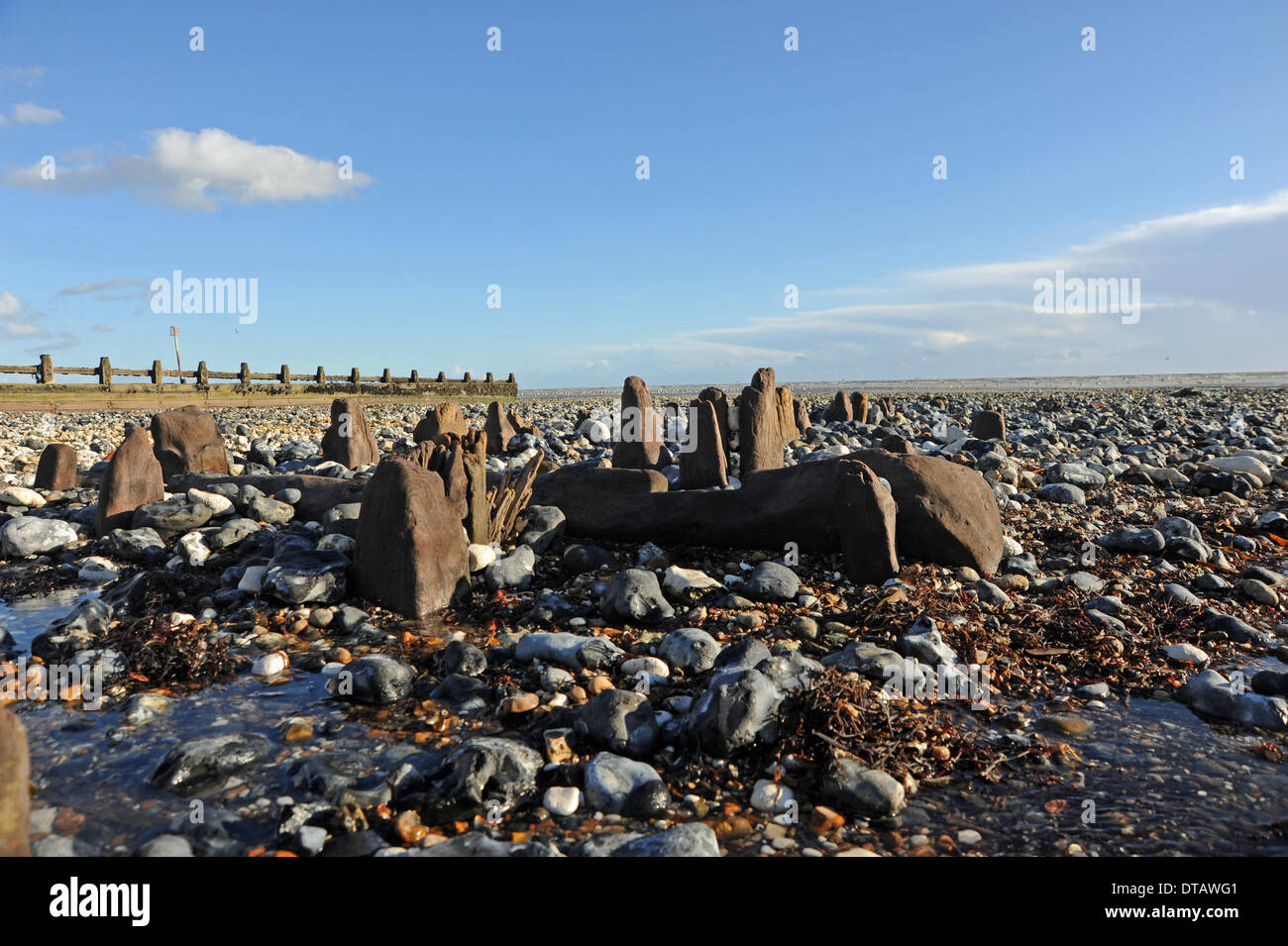 Les récentes tempêtes et grandes marées ont mis à Old World War 2 défenses de la mer le long des plages à Ferring près de Worthing UK Banque D'Images