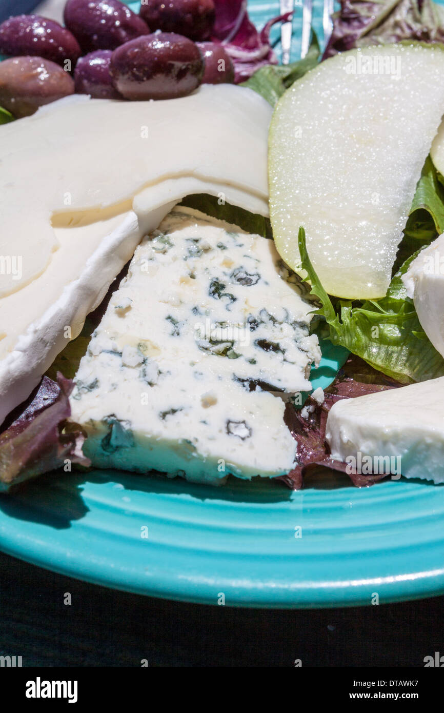 Le fromage et les fruits plat sur assiette bleue Banque D'Images