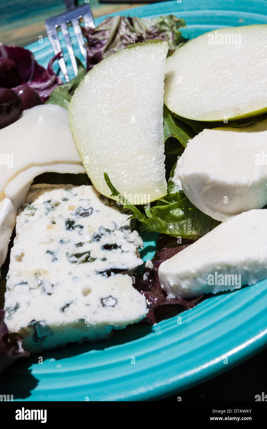 Le fromage et les fruits plat sur assiette bleue Banque D'Images