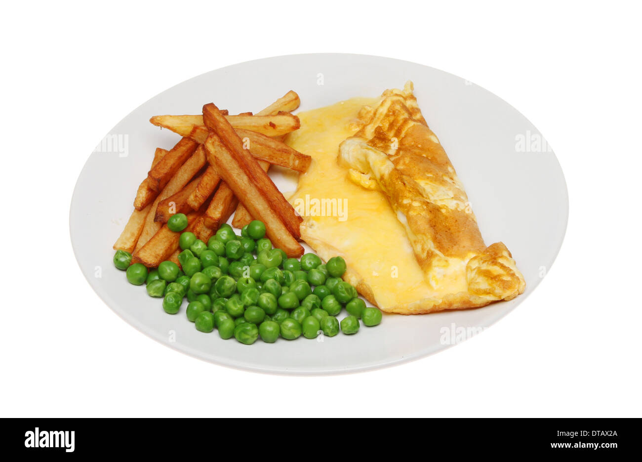 Omelette au fromage avec des croustilles et les petits pois dans une assiette blanche contre isolés Banque D'Images