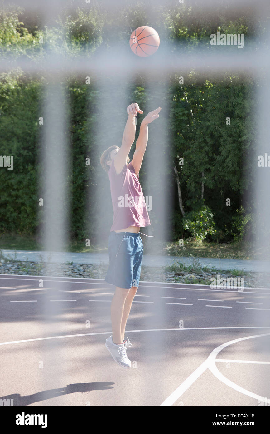 Mid adult man playing basketball Banque D'Images