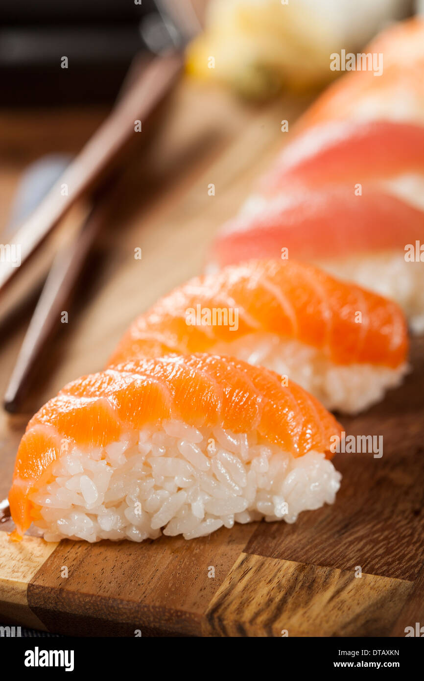 Nigiri sushi japonais en bonne santé avec du riz et du poisson Banque D'Images