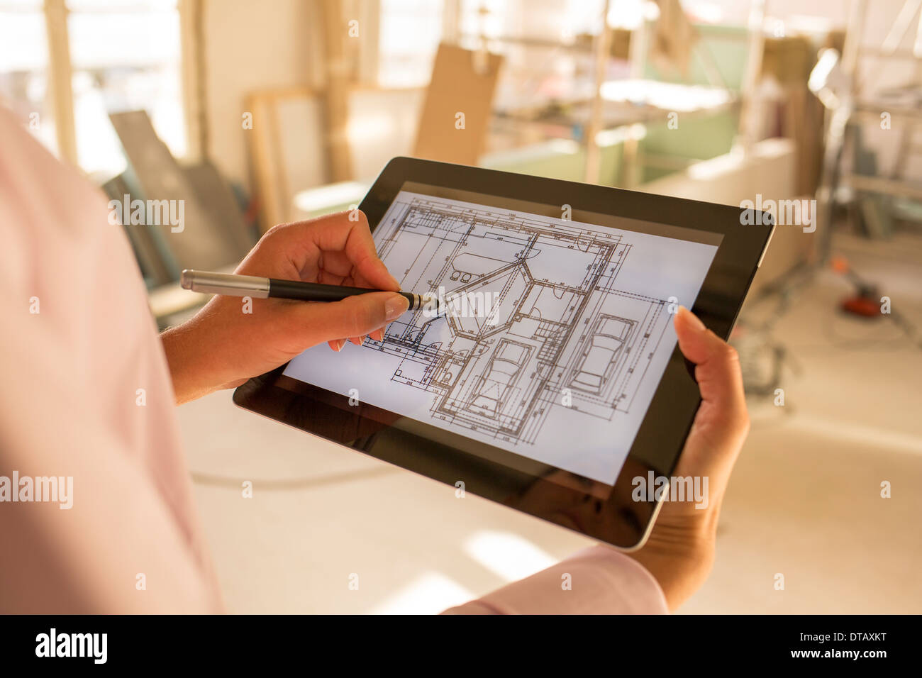 Femme architecte dessiner avec un stylet sur tablette électronique en construction site Banque D'Images