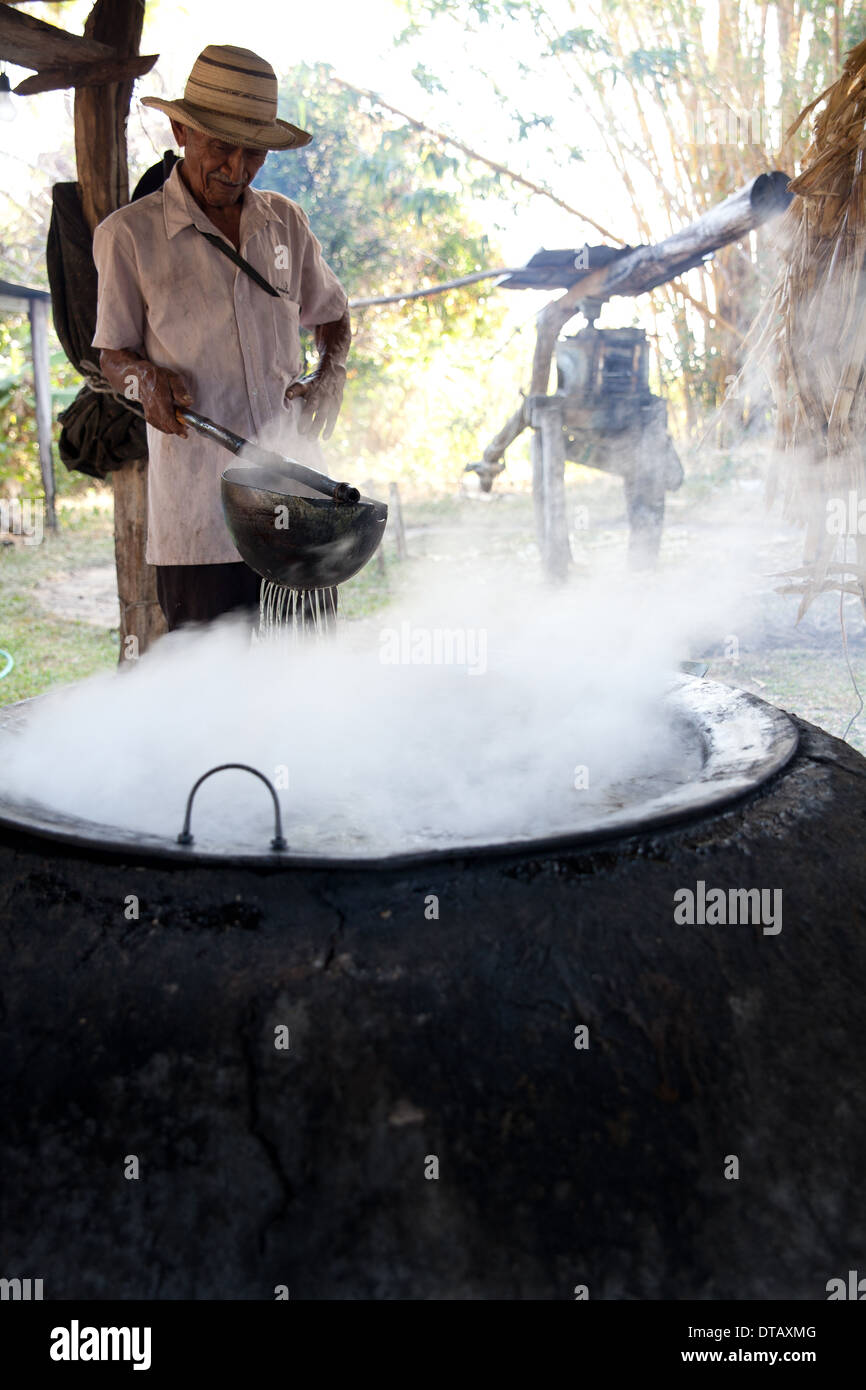 Un fermier panaméen fait bouillir du jus de canne à sucre dans sa petite ferme à El Rosario, près de Penonome, dans la province de Cocle, République du Panama, Amérique centrale. Banque D'Images