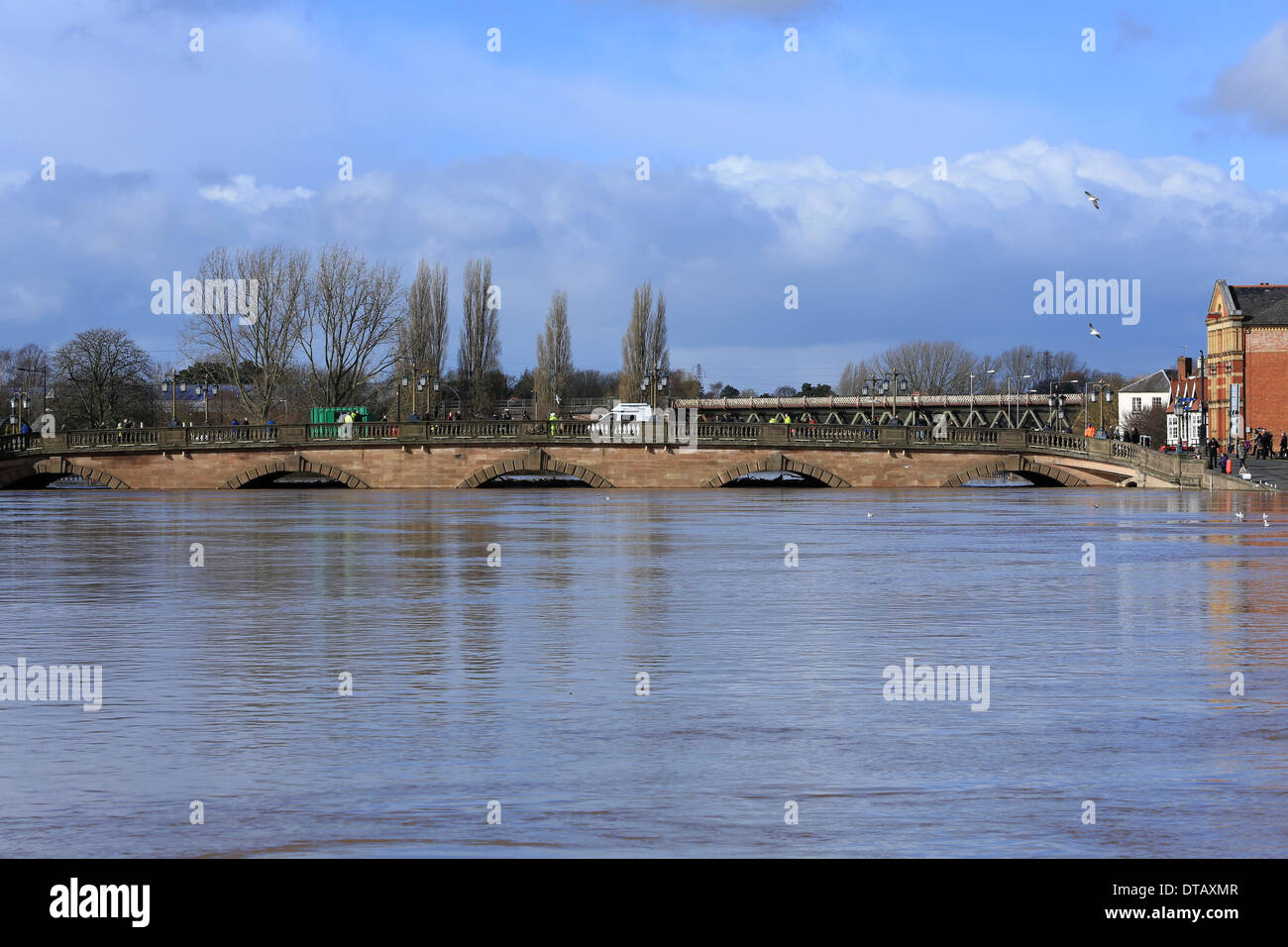 Ville de Worcester road bridge prises depuis le sud pendant sa fermeture temporaire à la circulation pendant les inondations de février 2014 Banque D'Images