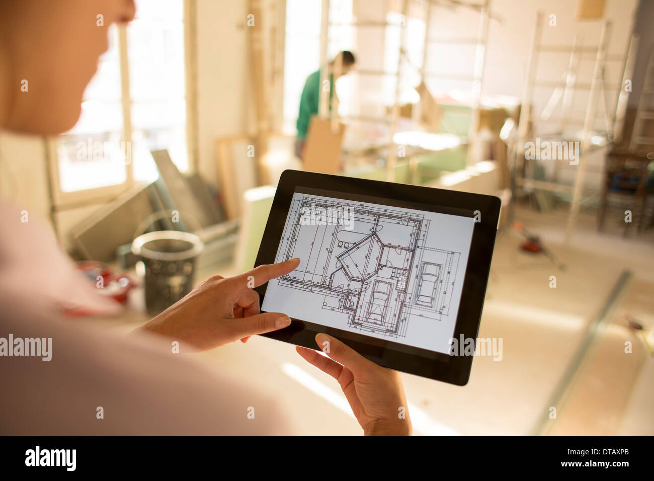Femme architecte travaillant avec tablette électronique on Construction site Banque D'Images