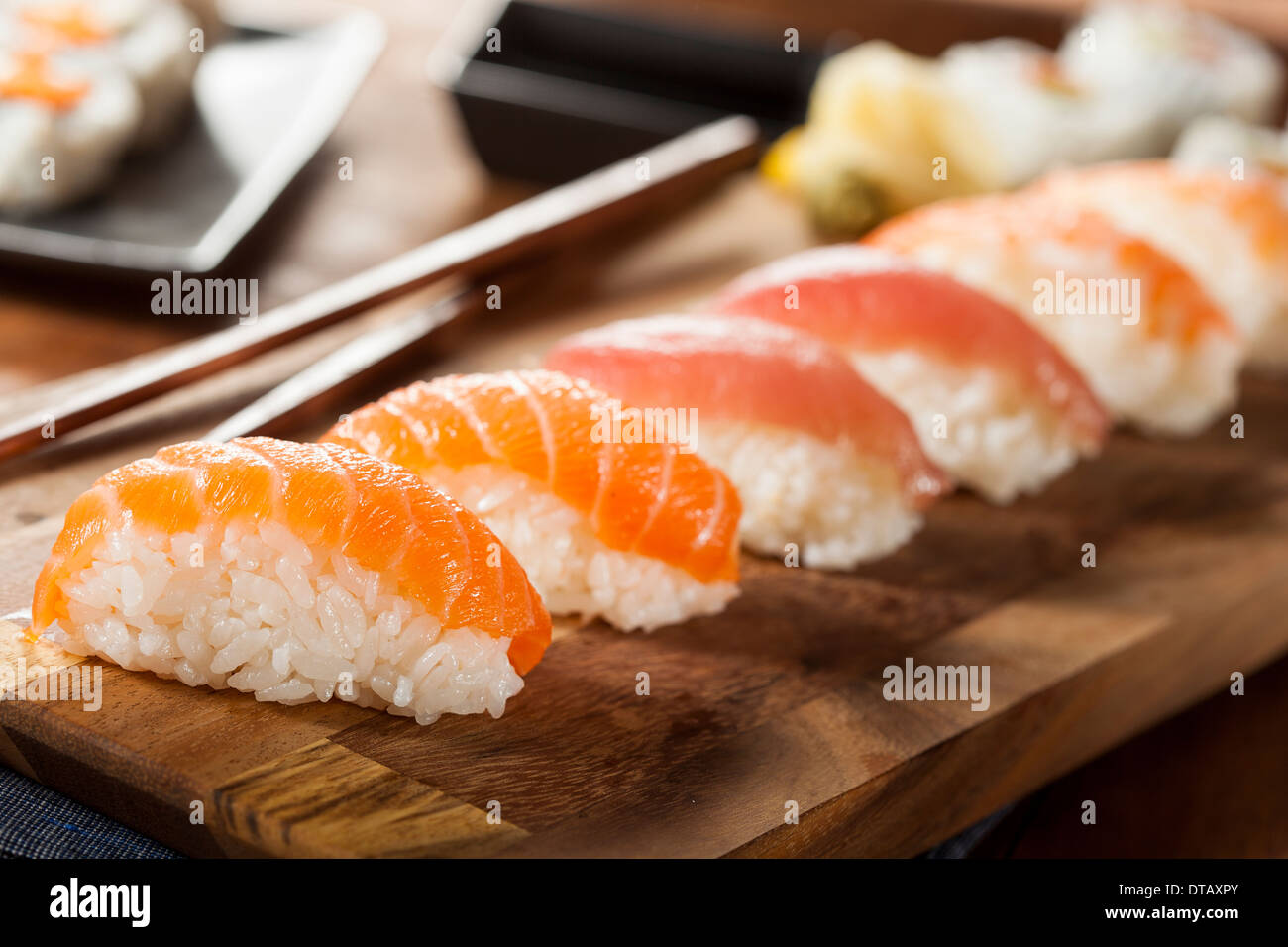 Nigiri sushi japonais en bonne santé avec du riz et du poisson Banque D'Images