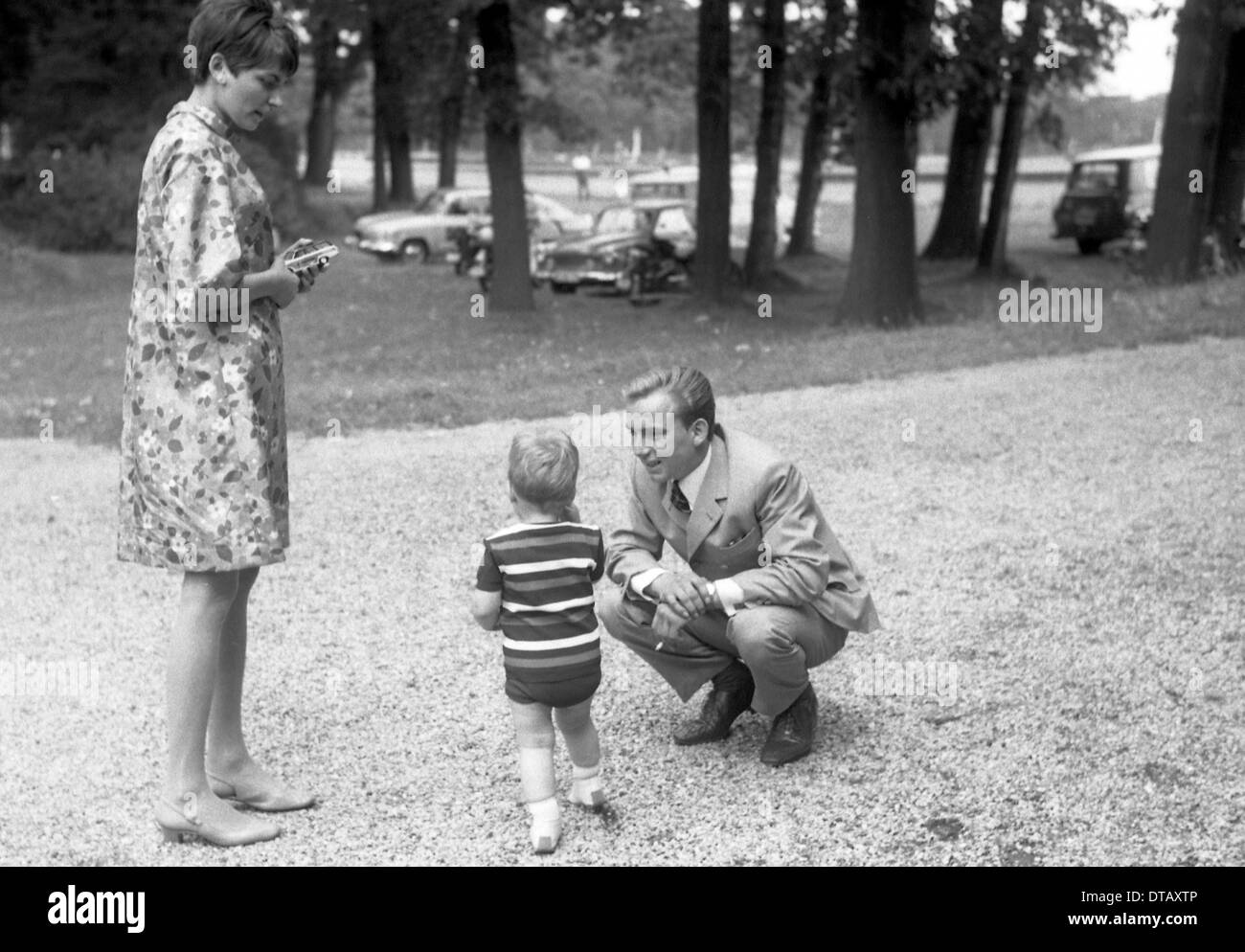 Homme, femme et enfant au cours d'une balade, Hoppegarten, GDR Banque D'Images