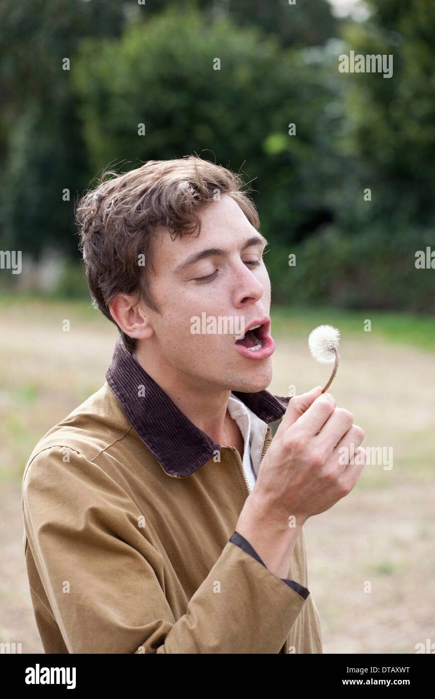 Man holding pissenlit fleur Banque D'Images
