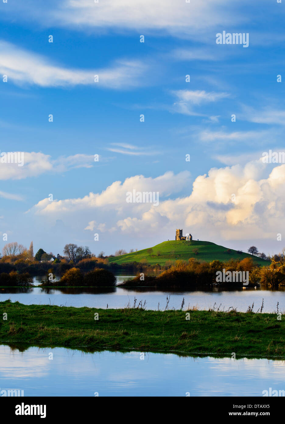 Burrow Mump, passant au-dessus des inondations dévastatrices de 2014, sur un poisson dans l'après-midi Banque D'Images