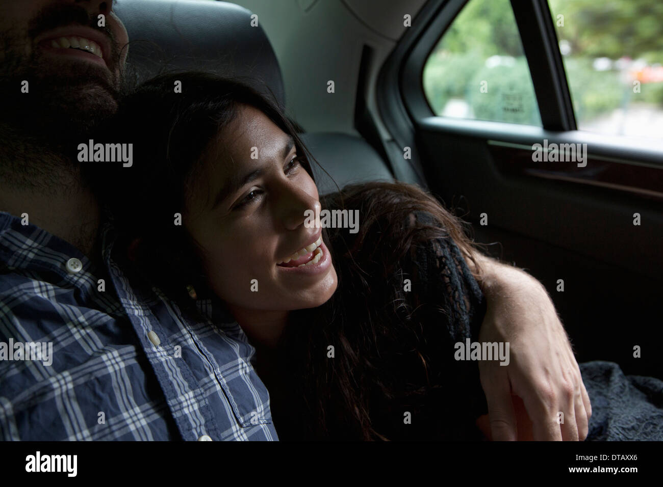 Young couple sitting in car Banque D'Images