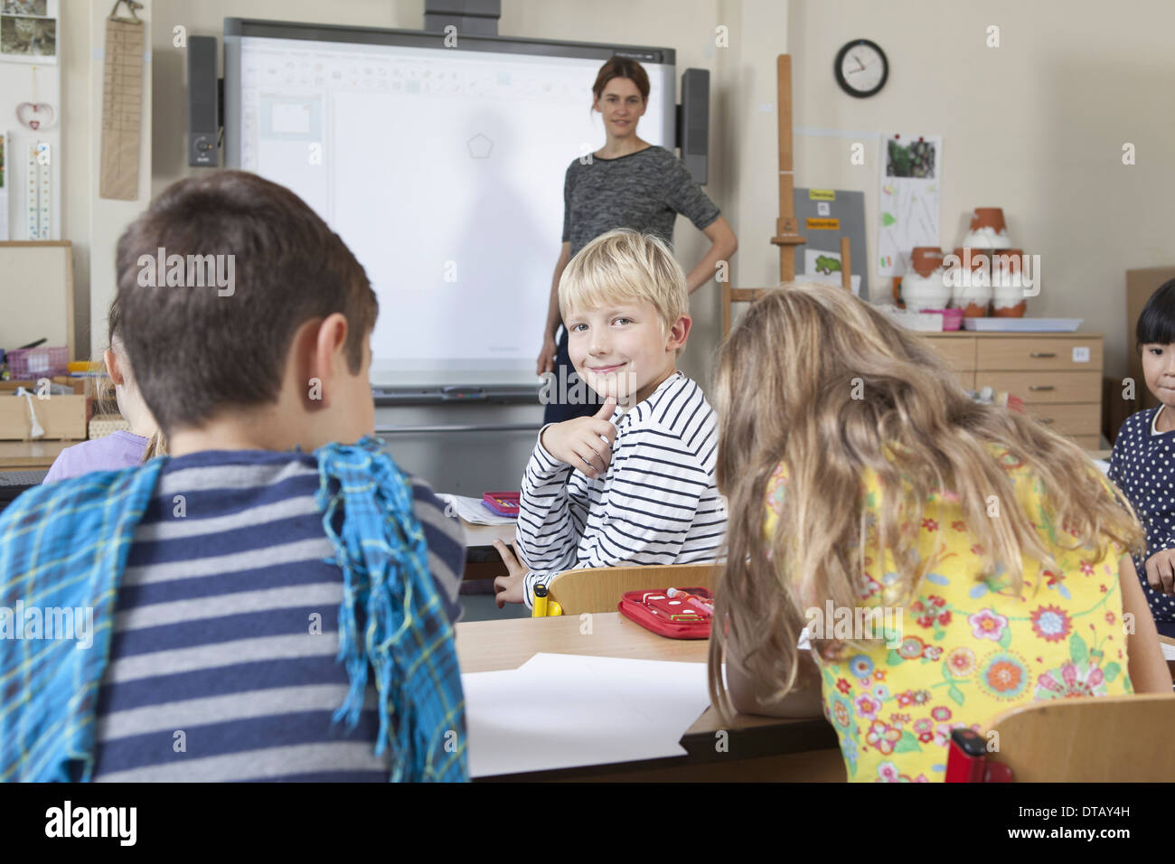 Le professeur et les élèves en classe Banque D'Images