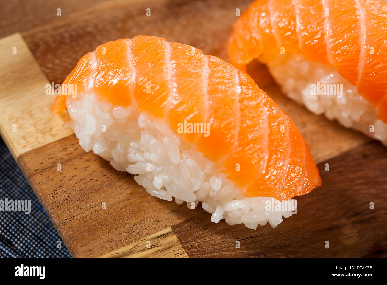 Nigiri sushi japonais en bonne santé avec du riz et du poisson Banque D'Images