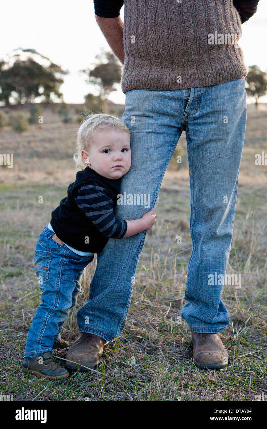 Grand-père avec son petit-fils, looking at camera Banque D'Images