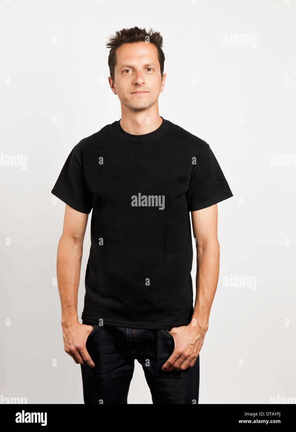 Portrait of young man standing against white background Banque D'Images