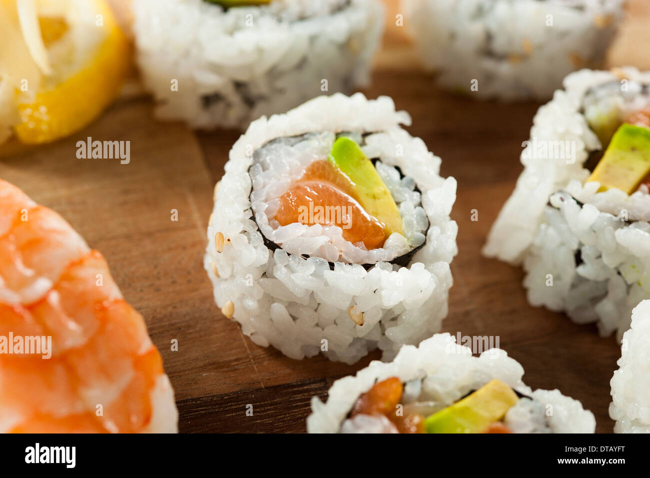 Sushi Maki de saumon japonais en bonne santé avec du riz et du poisson Banque D'Images