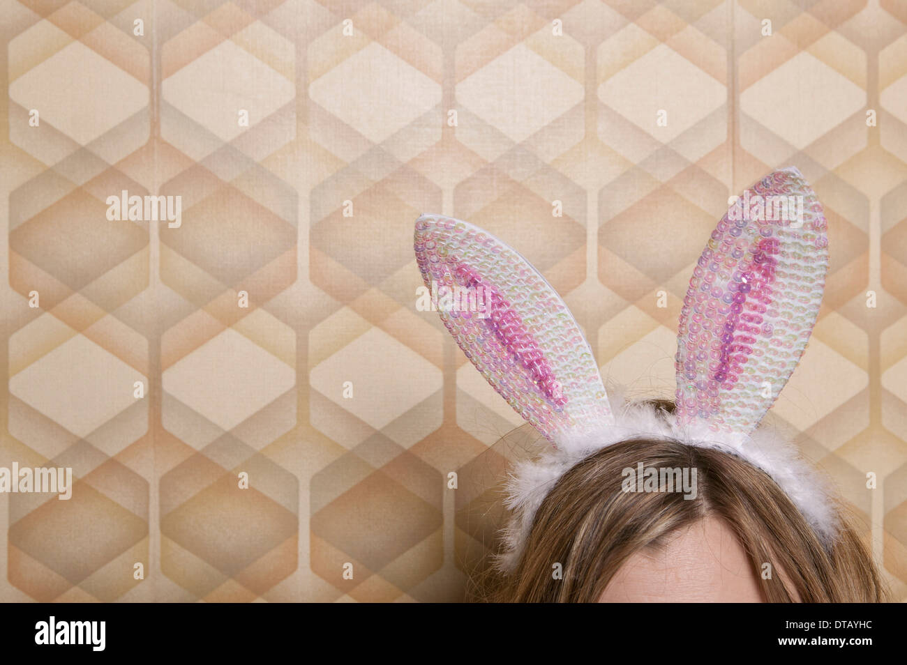 Femme avec des oreilles de lapin, section haute Banque D'Images