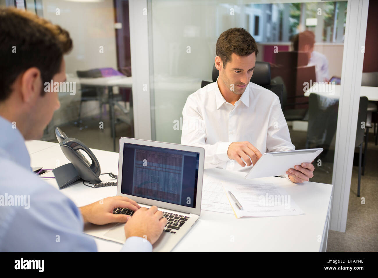 Deux businessman working on computer in office, collègues Banque D'Images
