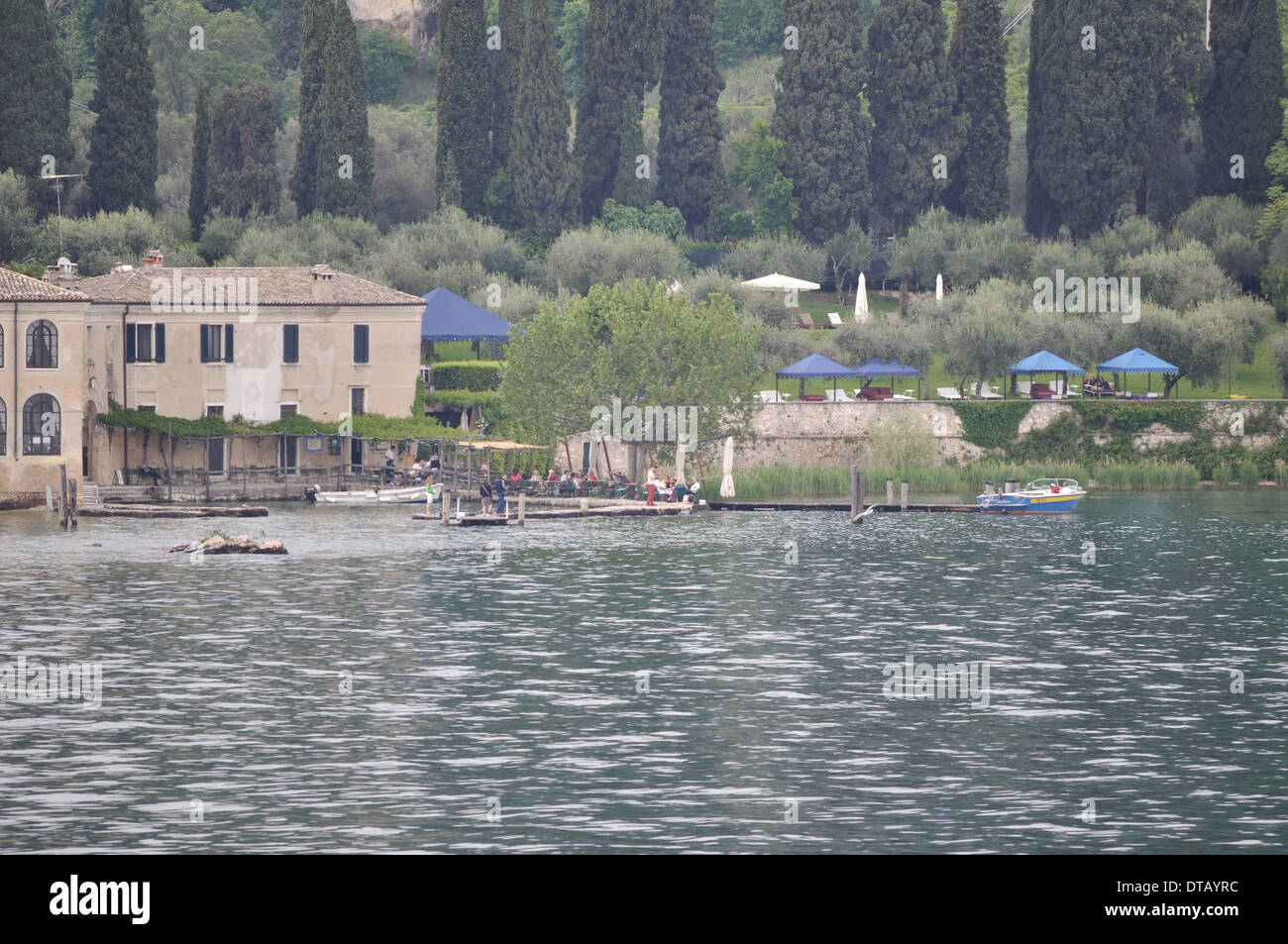 Le Punta San Vigilio, avec son église du xiiie siècle, l'hôtel Locanda San Vigilio et Villa Brenzone, sur les rives du lac de Garde, Italie. Banque D'Images