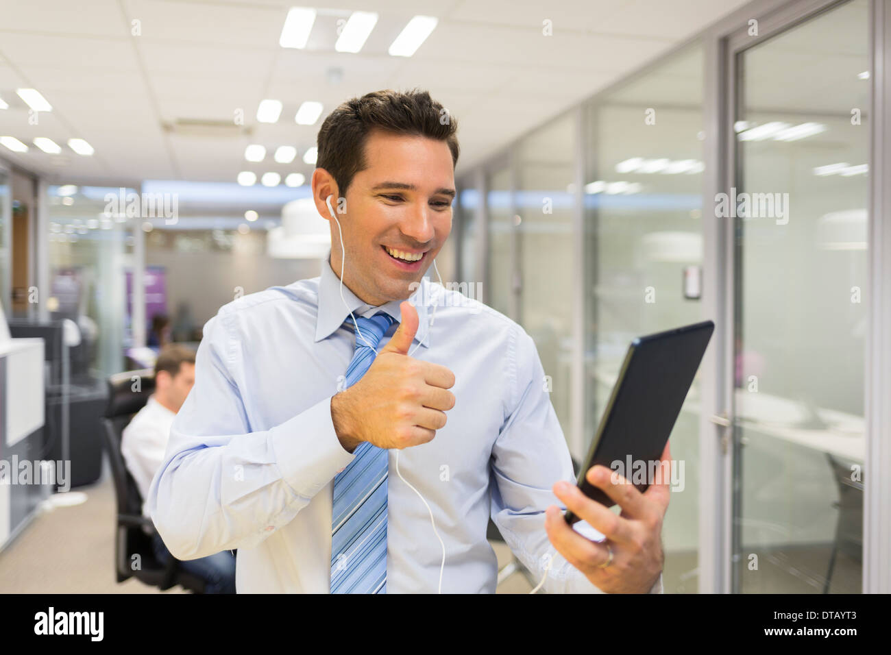Portrait of businessman chatting in office withe tablette numérique, skype Banque D'Images