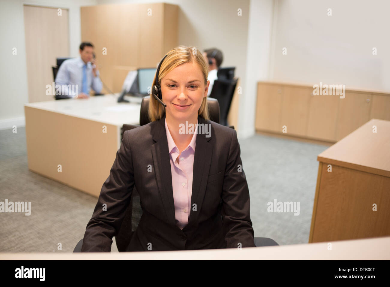 Portrait of smiling woman réceptionniste dans le hall Banque D'Images