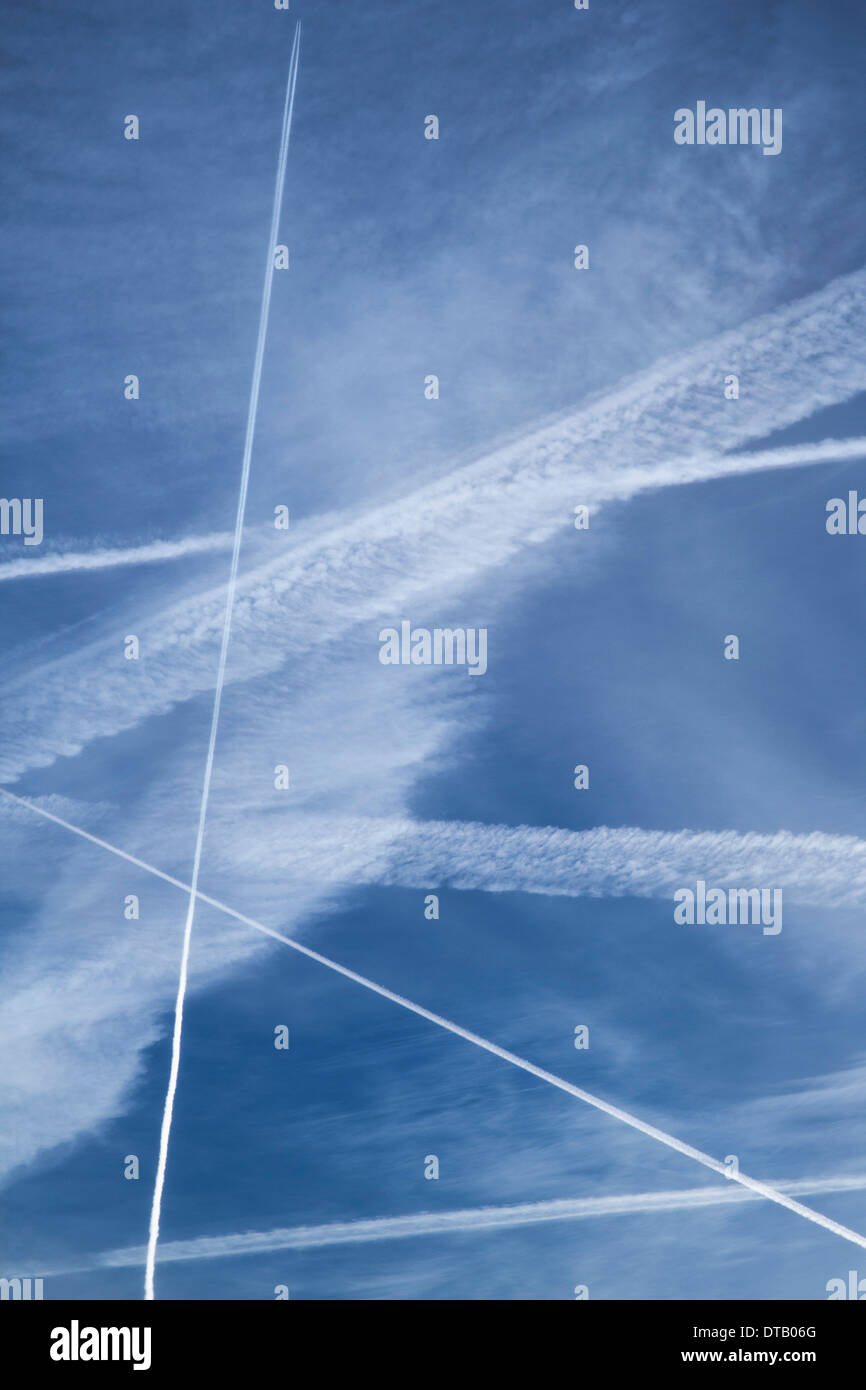Des traînées de vapeur dans le ciel bleu Banque D'Images