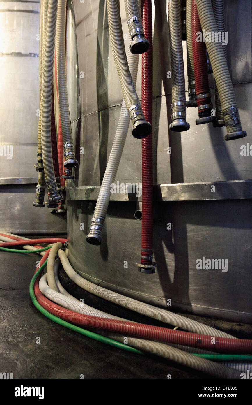 Les connecteurs de tuyaux de pendaison du réservoir d'eau Banque D'Images