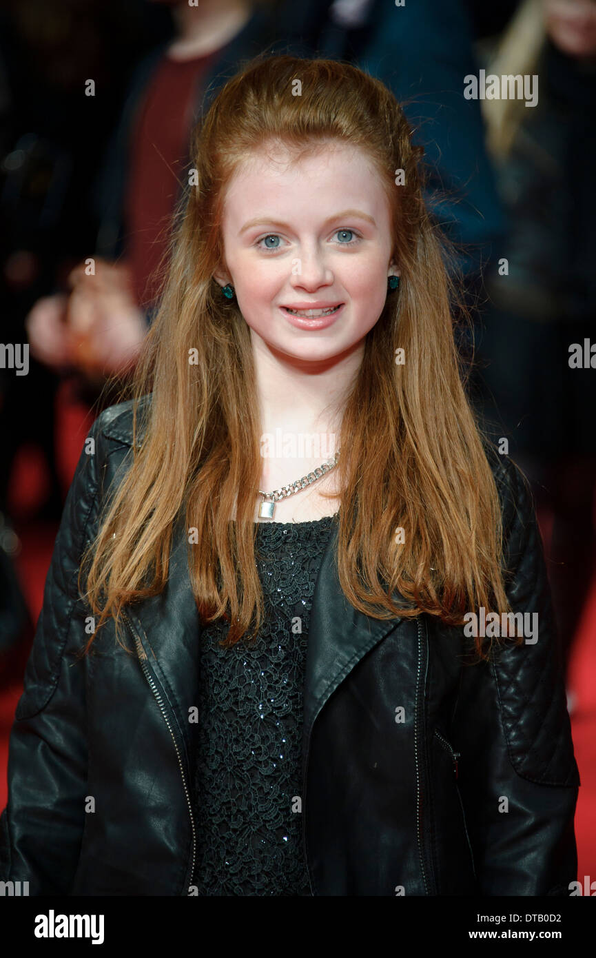Maisie Smith arrive pour la création d'un New York Winter's Tale dans un cinéma du centre de Londres. Banque D'Images