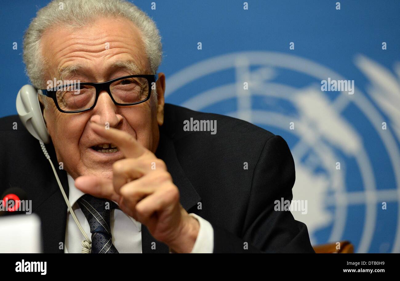 Genève, Suisse. Feb 13, 2014. L'ONU-Ligue Arabe Envoyé spécial pour la Syrie Lakhdar Brahimi parle lors d'une conférence de presse à Genève, Suisse, le 13 février 2014. La Russie et les États-Unis ont réaffirmé leur soutien à la deuxième ronde de la conférence de Genève II sur la Syrie et l'assurance qu'ils contribueraient à faire avancer l'enlisement des pourparlers de paix, dit rapport Brahimi, jeudi. Credit : Wang Siwei/Xinhua/Alamy Live News Banque D'Images