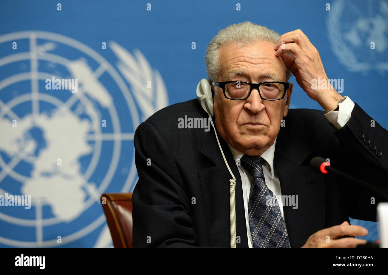 Genève, Suisse. Feb 13, 2014. L'ONU-Ligue Arabe Envoyé spécial pour la Syrie Lakhdar Brahimi parle lors d'une conférence de presse à Genève, Suisse, le 13 février 2014. La Russie et les États-Unis ont réaffirmé leur soutien à la deuxième ronde de la conférence de Genève II sur la Syrie et l'assurance qu'ils contribueraient à faire avancer l'enlisement des pourparlers de paix, dit rapport Brahimi, jeudi. Credit : Wang Siwei/Xinhua/Alamy Live News Banque D'Images