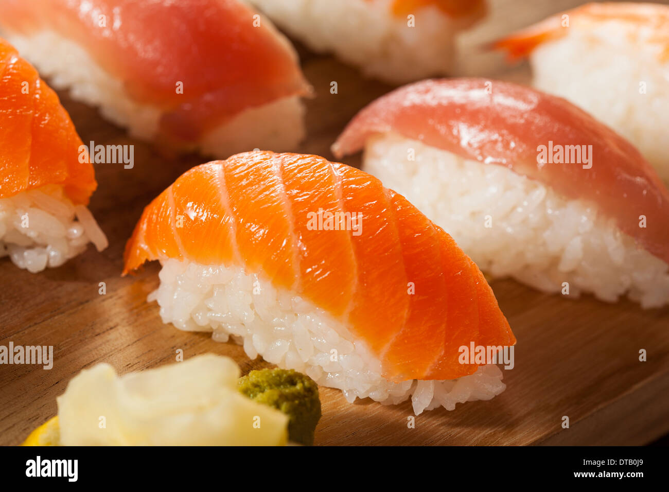 Nigiri sushi japonais en bonne santé avec du riz et du poisson Banque D'Images