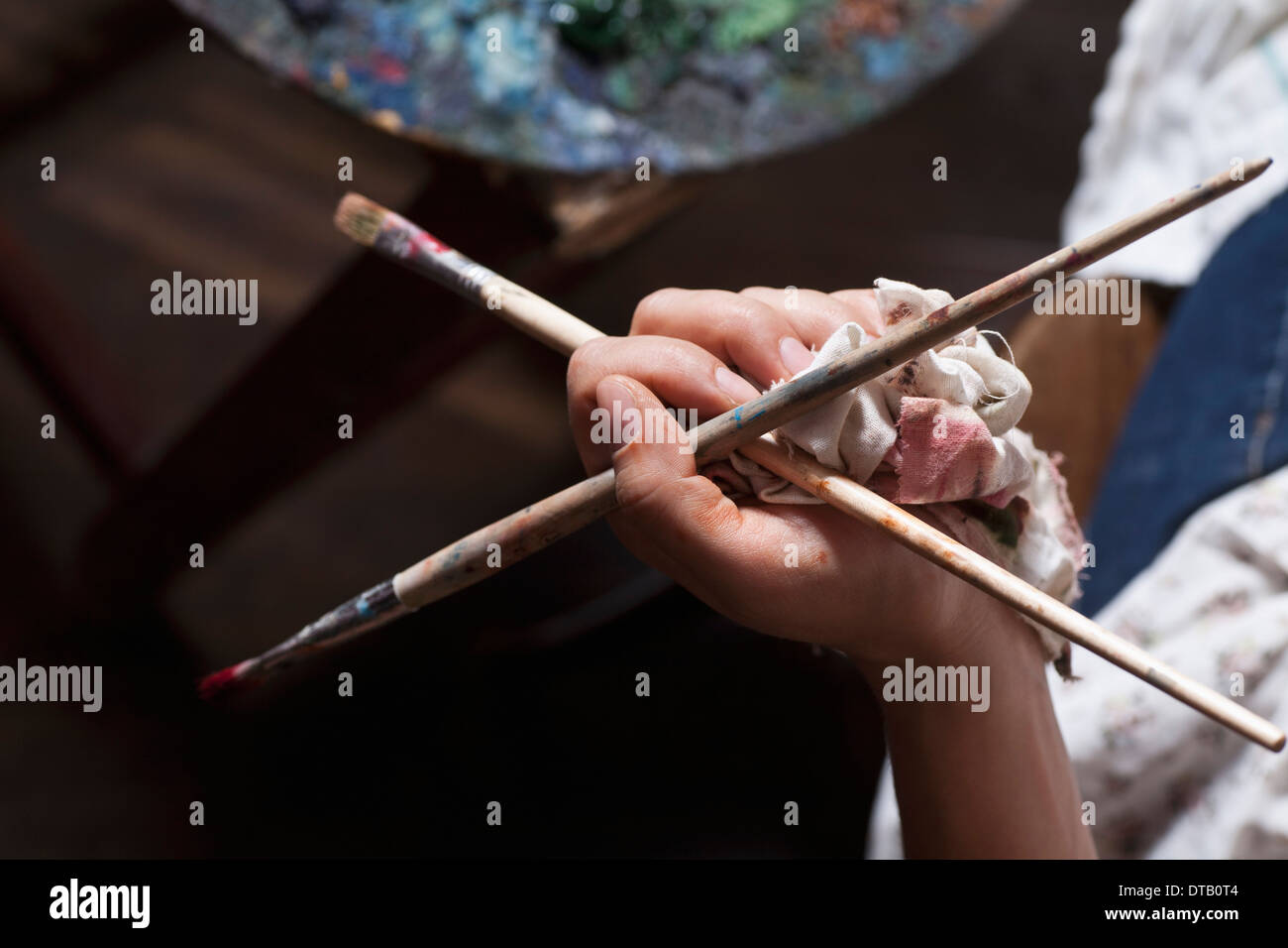 Human hand holding paintbrush, close-up Banque D'Images