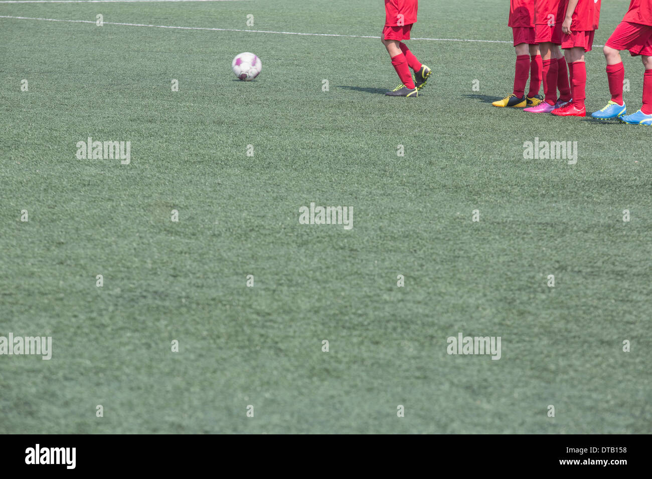 Les garçons jouent au football à la hauteur tonale Banque D'Images