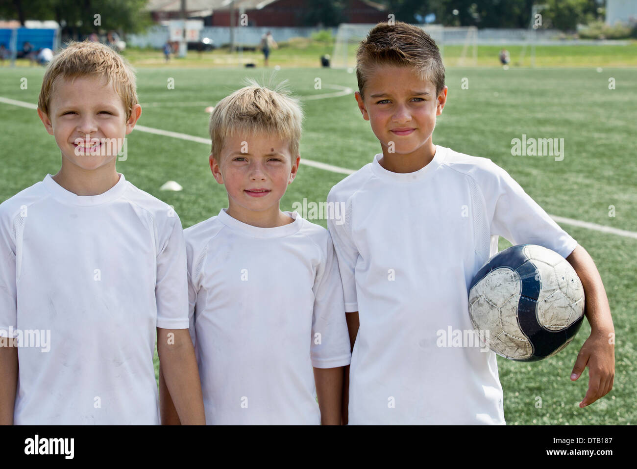 Portrait de garçons avec football Banque D'Images