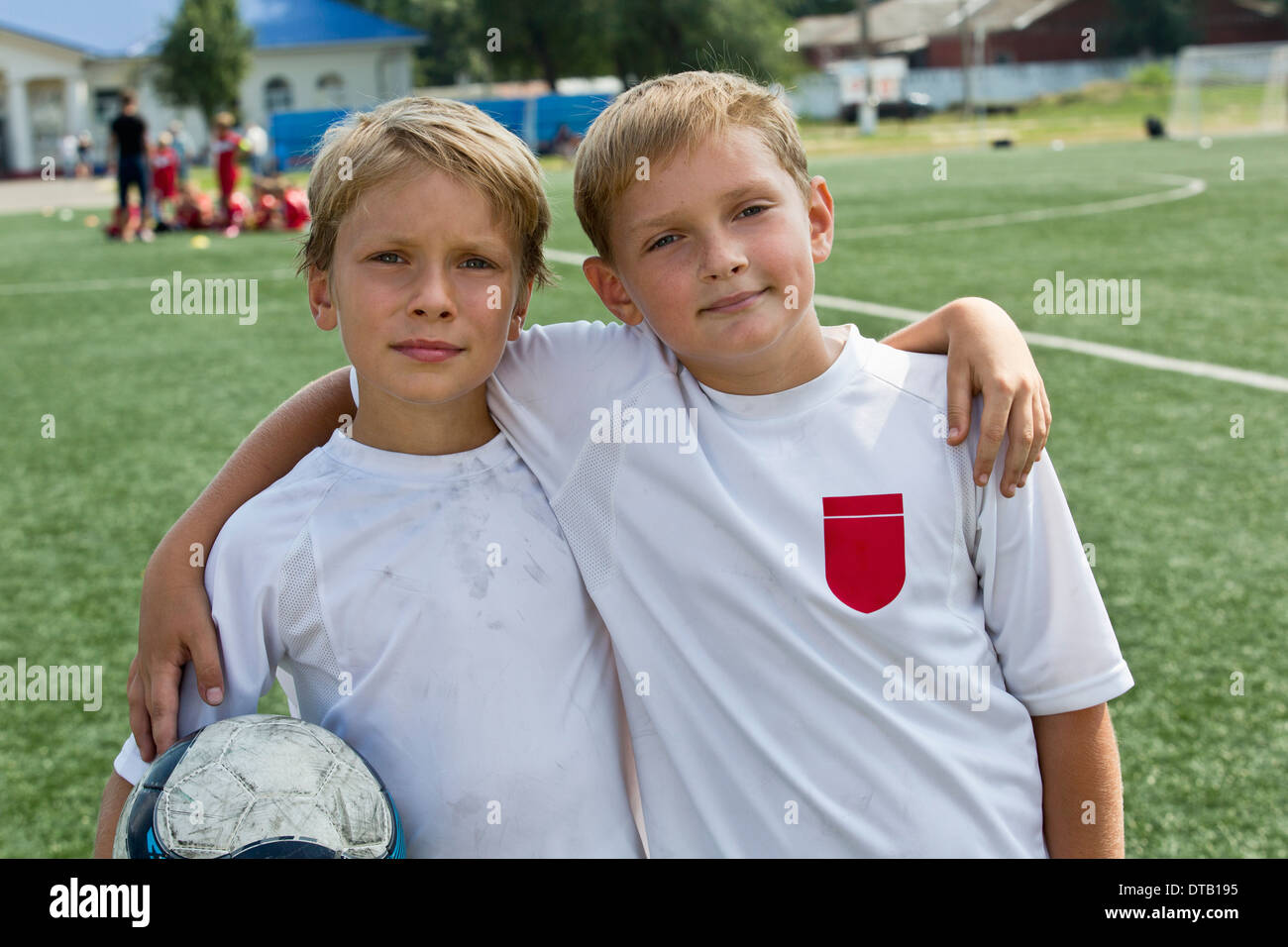 Portrait de garçons avec football Banque D'Images