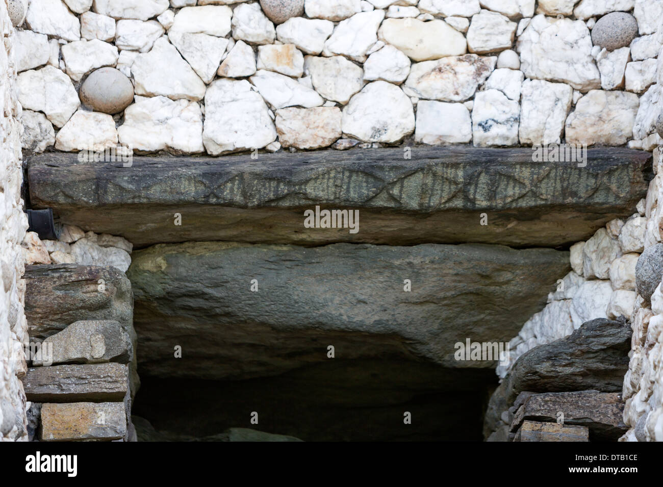 La pierre d'entrée avec l'art préhistorique mégalithique de Newgrange, monument, Patrimoine Mondial de l'UNESCO. Banque D'Images