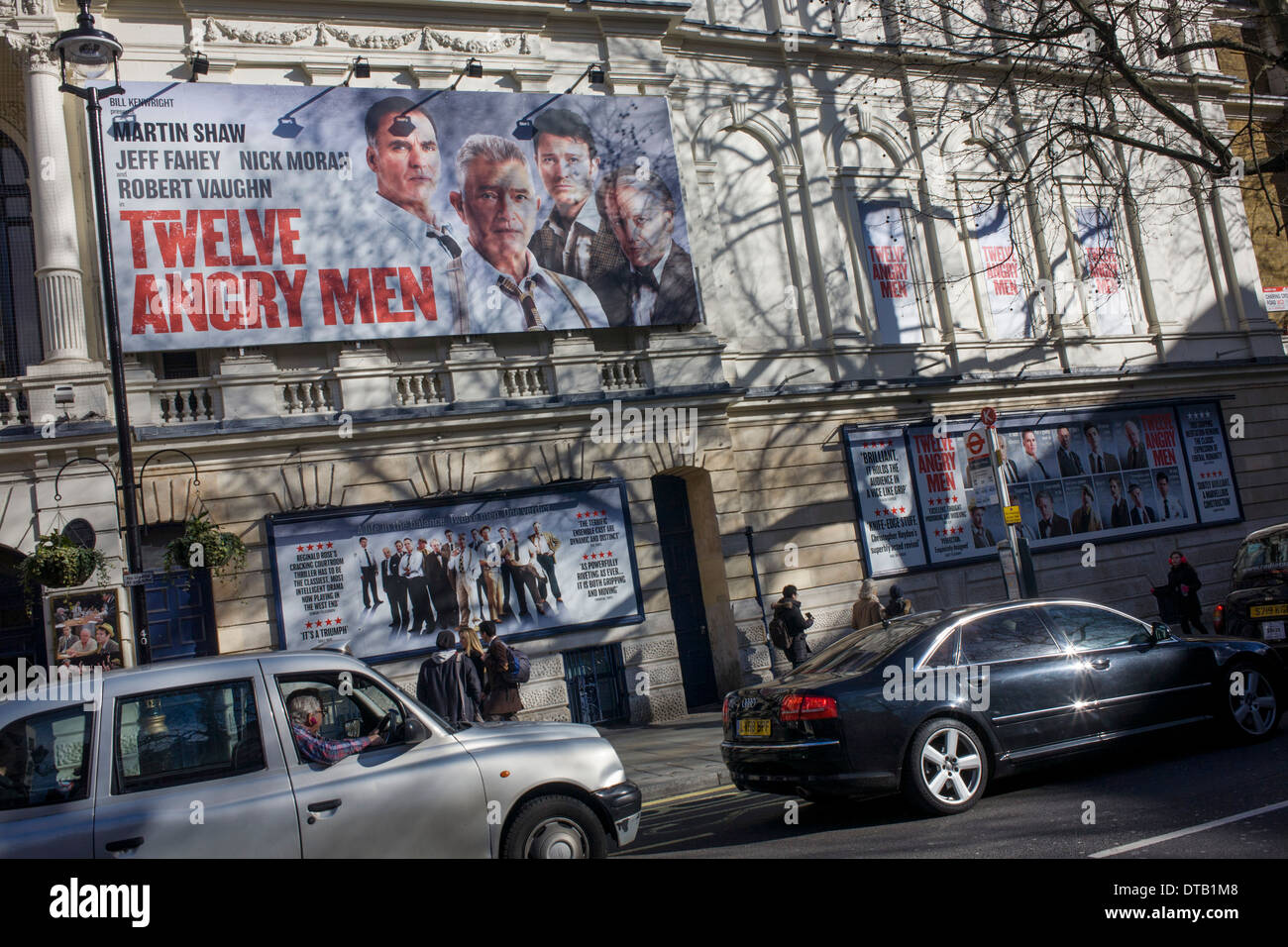 Garrick Theatre montrant une production West End de douze hommes en colère sur Charing Cross Road. Banque D'Images