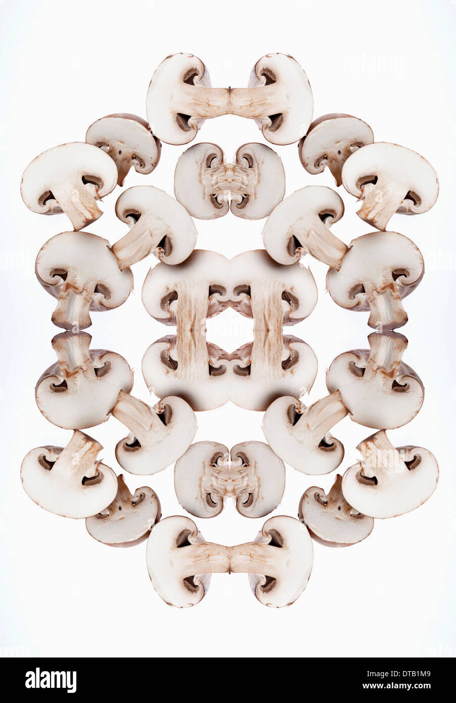 Un composite numérique d'images en miroir d'un arrangement de tranches de champignons Banque D'Images