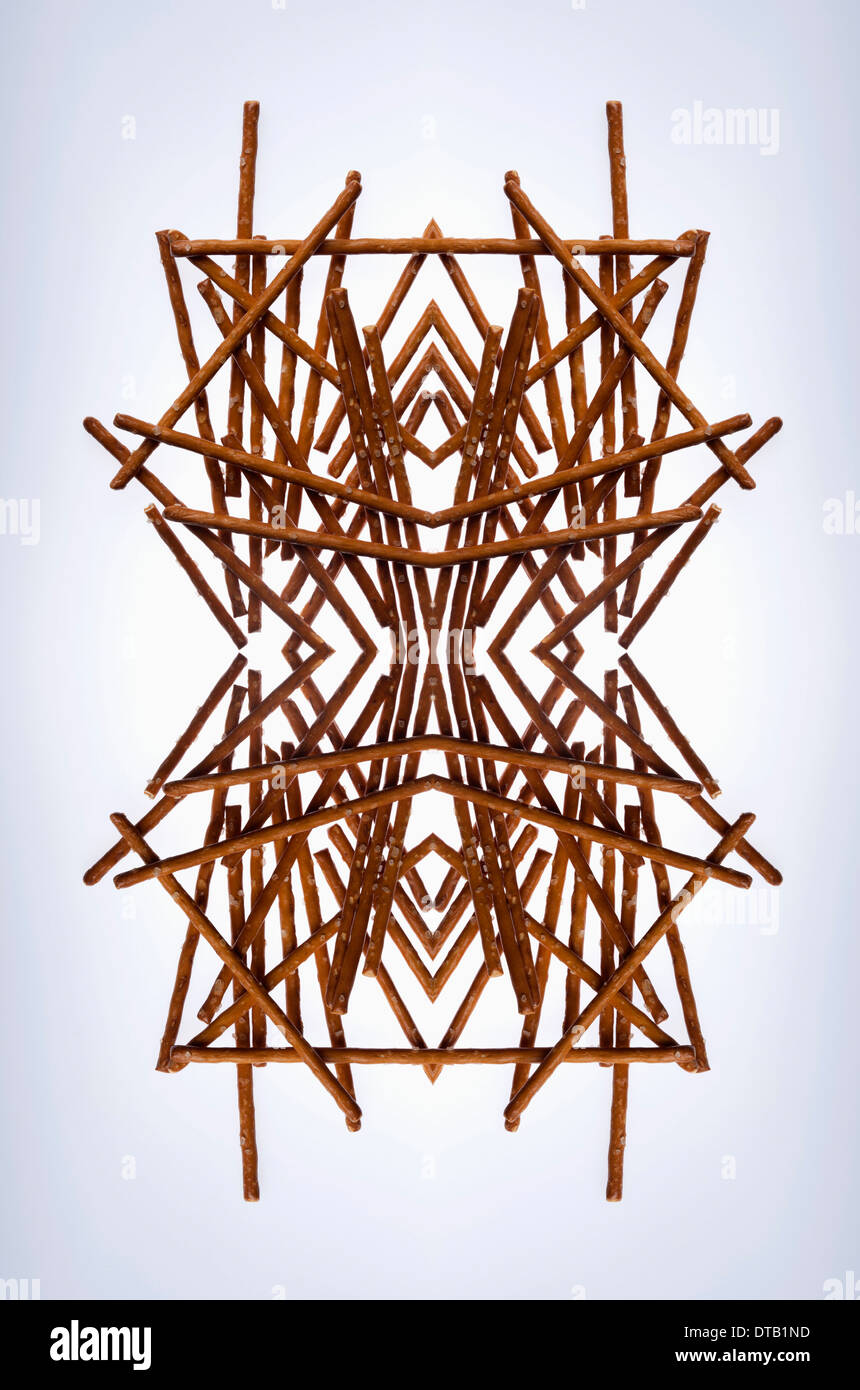 Un composite numérique d'images en miroir d'un arrangement de bretzels Banque D'Images