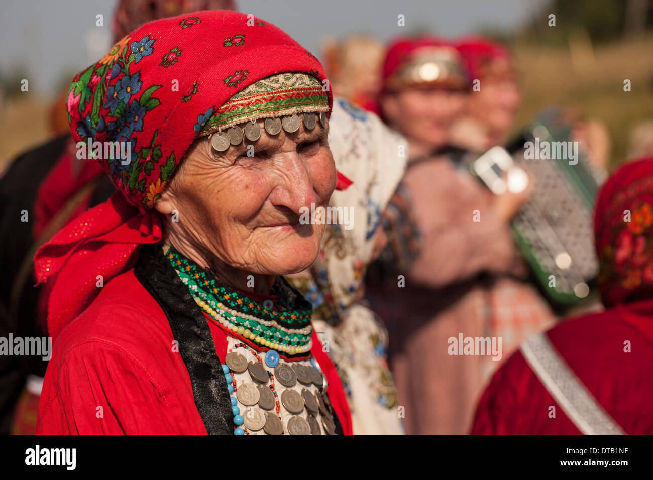 Vieille femmes Udmurtian festoyer en costume national Banque D'Images
