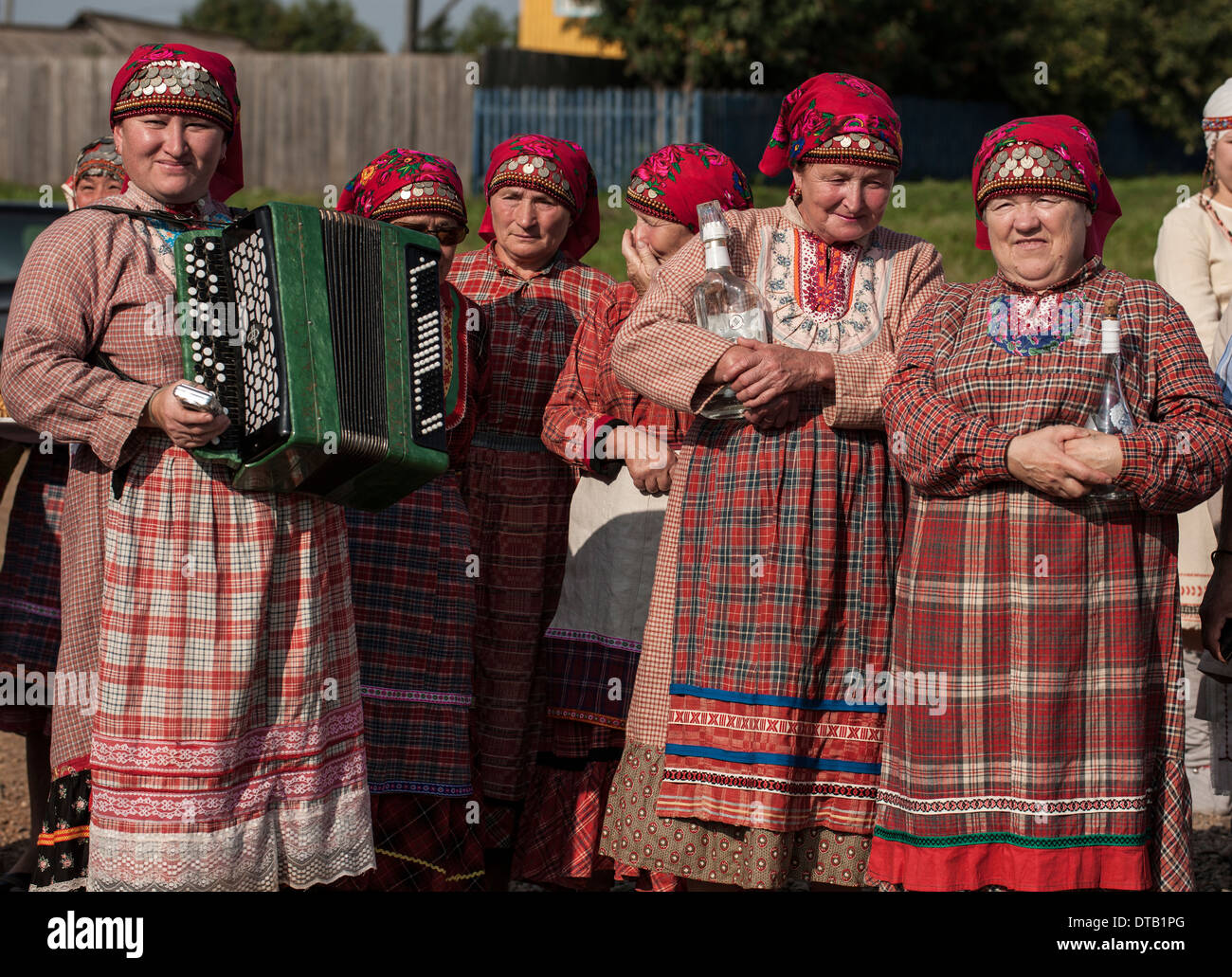 Vieille femmes Udmurtian festoyer en costume national Banque D'Images