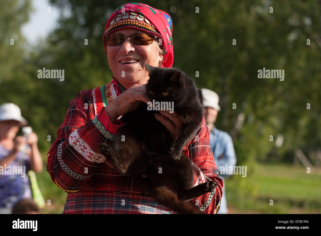 Vieille dame Udmurtian en costume national avec un chat Banque D'Images
