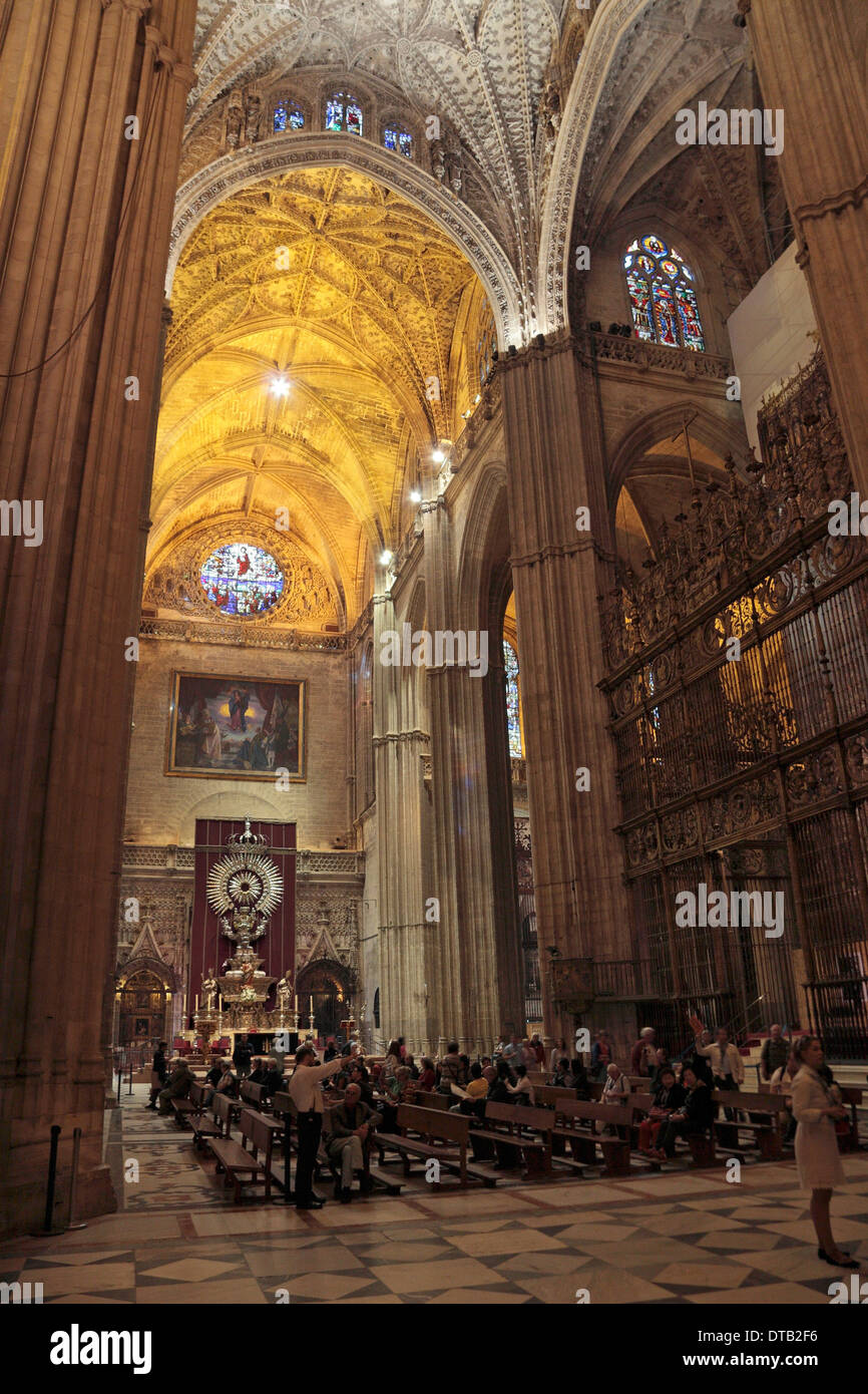 Vue générale en direction de l'autel de Plata à l'intérieur de la Cathédrale de Séville (Catedral) Séville, Andalousie, espagne. Banque D'Images