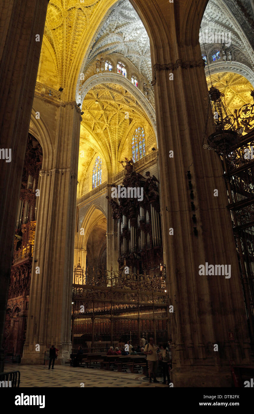 Vue générale montrant les principales à l'intérieur de la chorale de la Cathédrale de Séville (Catedral) Séville, Andalousie, espagne. Banque D'Images